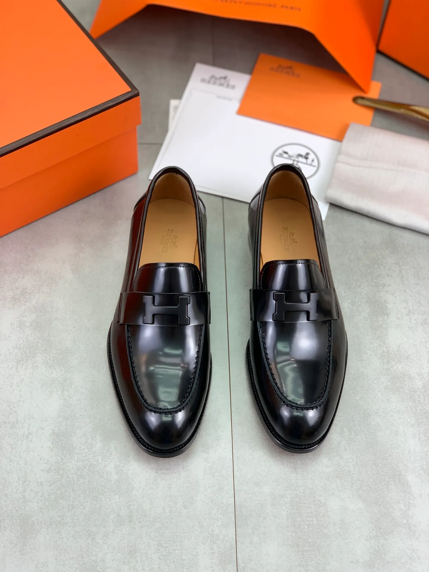 Factory price P980 💰💎💎💎 Original genuine leather outsole Brand: Hermès Grade: Same as the official website Original quality materials: Original soft calfskin Water-dyed cowhide lining Original Italian genuine leather outsole Style categories: Men's fashion Formal casual leather shoes Slip-on men's shoes series Young fashion European and American trends British style Code number: 39-45 (38.46 can be customized)